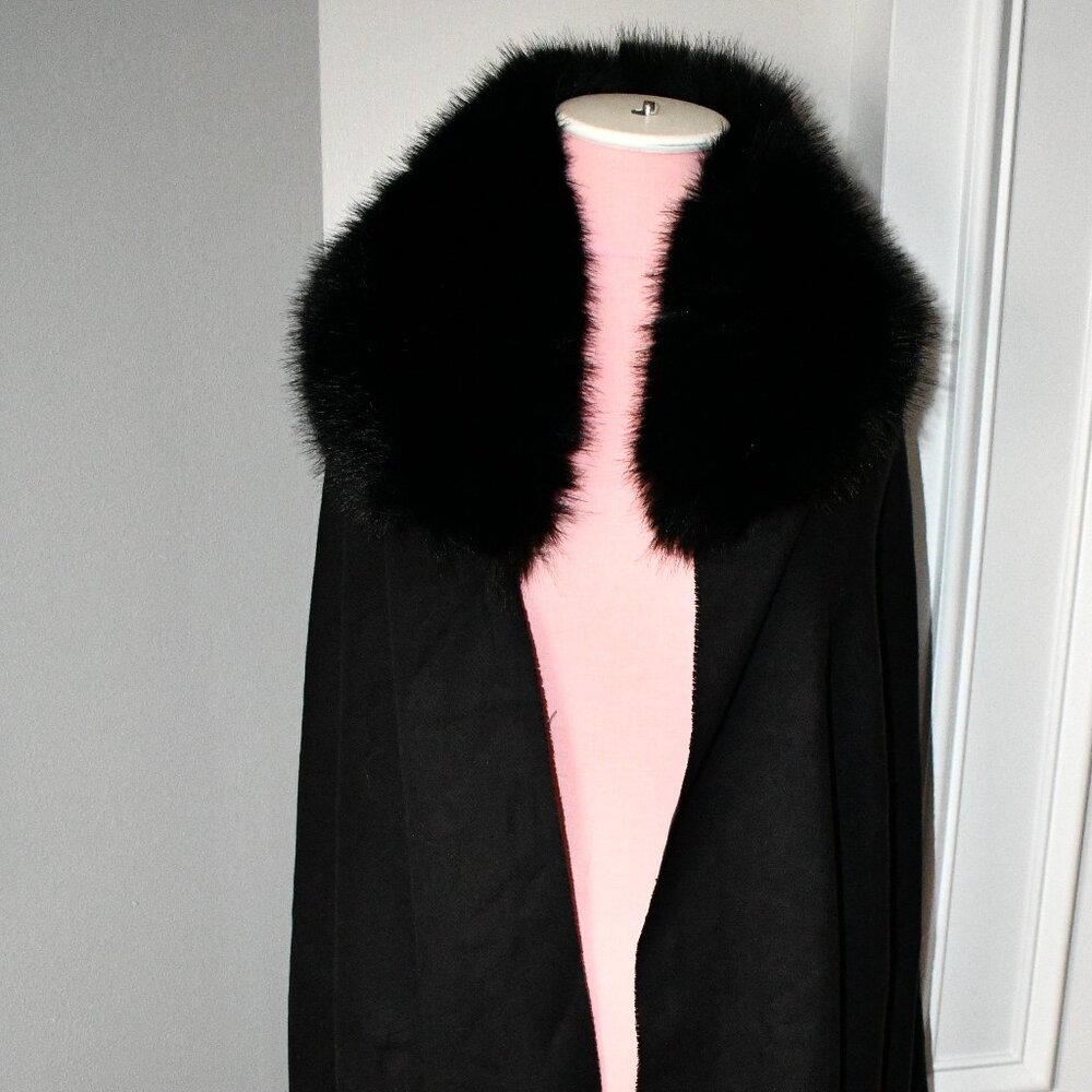 SASSO + SMYTH Black Cape with Faux Fur One Size #DRB2996BLK NWT